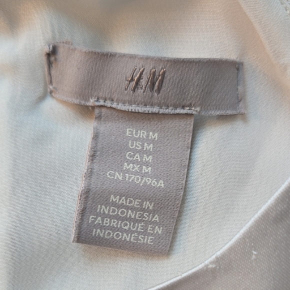 Elegant White Sleeveless Top - Picture 6 of 6